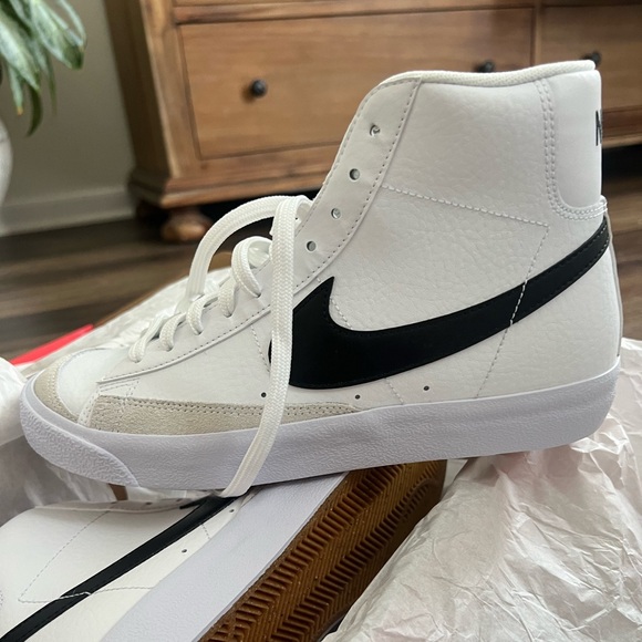 New in box! Nike Blazer Mid ‘77 Mens Size 7 - Picture 2 of 4